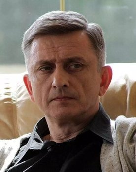 Anatoli Petrov as Все