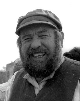 Shmuel Rodensky as Familienoberhaupt