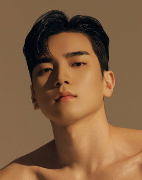 김융희 as Club guard