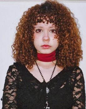 Manu Percegoni as Vitória