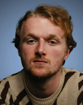 Oliver Woolf as Crutches Beggar