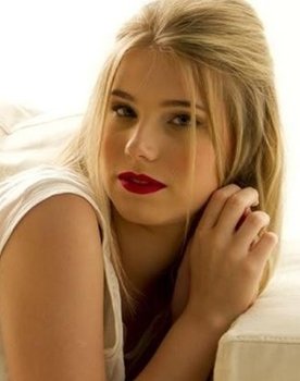 Bárbara Silvestre as Inês Villanova
