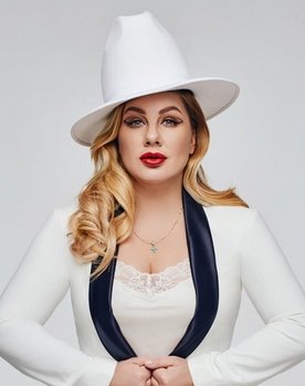 Eva Polna as Self/Singer