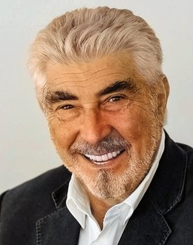 Erdal Özyağcılar as Şevket