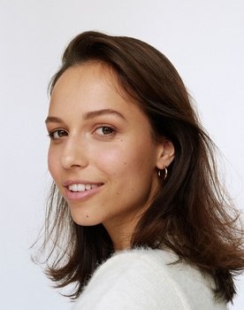 Alina Rothbauer as Alina