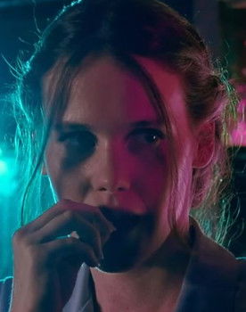 Sofía López as Mesera