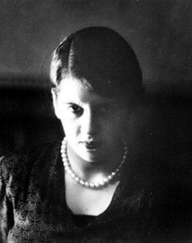 Olga Breno as First woman