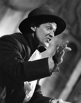 Viktor Losyanov as Володя Гуляев