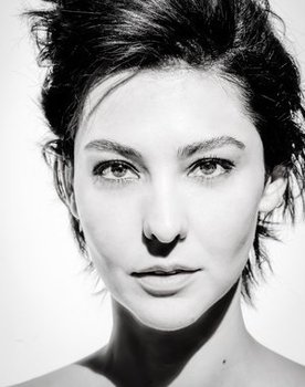 Stella Velon as Thalia