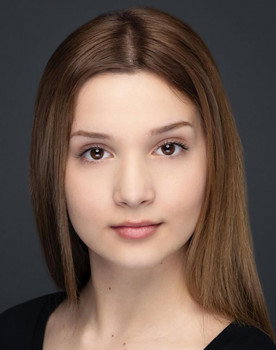 Ecrin Su Çoban as Derya