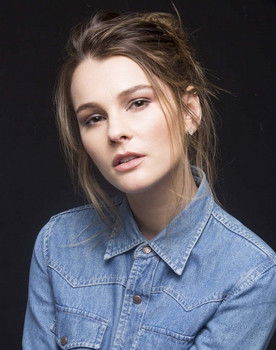 Karina Brunel as Letícia