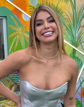 Yaya Muñoz as Participante