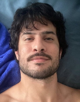 Caio Capilé as João