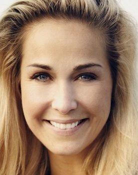 Ibi Støving as Julie