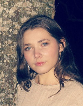 Maelle Peron as Alicia