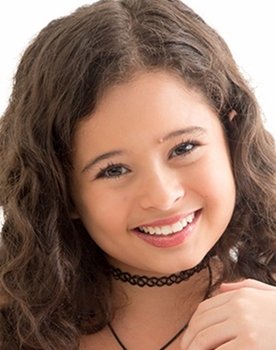 Bia Lanutti as Lola Alencar