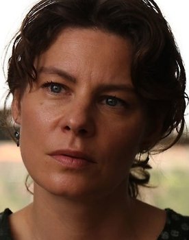 Rifka Lodeizen as Agente