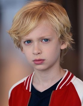 Thomas Parobek as Brad (7)