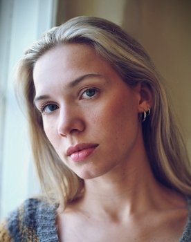Emelie Dahlskog as Alexia