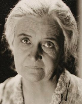 Mary Carr as Grandmother (uncredited)