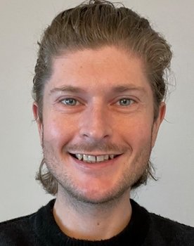 Kjartan Hansen as Súni