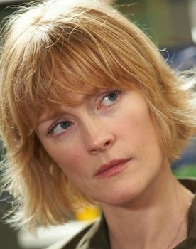 Claire Skinner Photo
