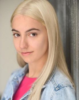 Chelsea Lavallee as Lori