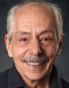 Genco Erkal as Sokrates