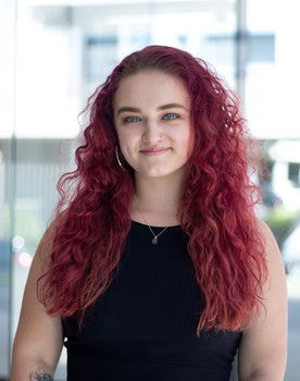 Simona Ascher as Woman