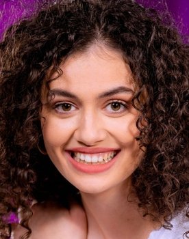 Julia Novohradsky as Vicky