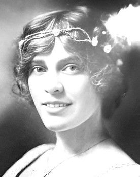 Jessie Pringle as Mrs. Carfax (uncredited)