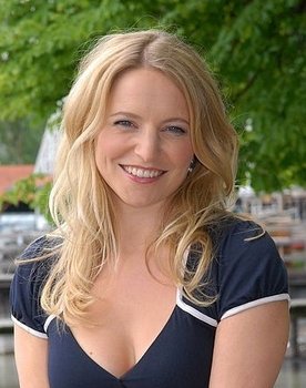 Diana Staehly as Hanna Hellmann