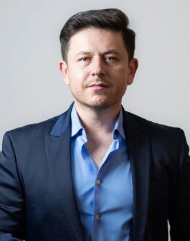 Enrique Guzmán as Andrés, Cochenille, Frantz, Pittichinaccio