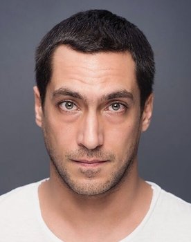 Berk Hakman as Janjan (Sadık)