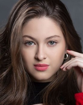 Nathaly Cadavid as Pia