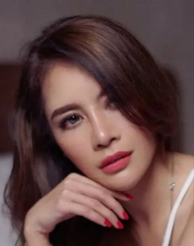 Gracia Marcilia as Warna