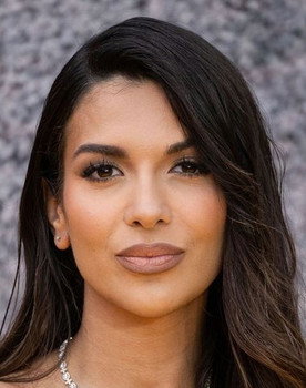 Ekin-Su Cülcüloğlu as Self