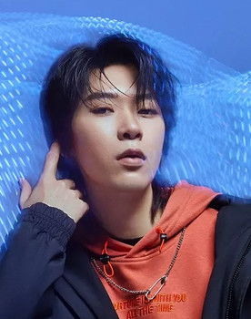 Hu Tian Yu as Sunglasses man