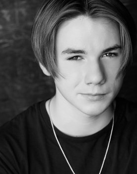 Dashiell Derrickson as Chris Carbonara (segment "Shredding")