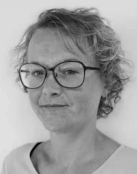 Anne Katrine Andersen as Mollys mor