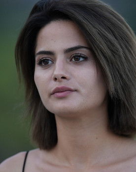 Elif Doğan as lonely woman