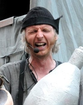 Gert Dupont as Trol Lili (poppenspeler)