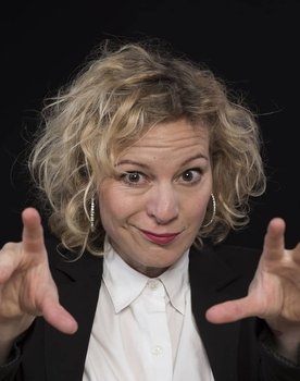 Christine Exner as Karoline