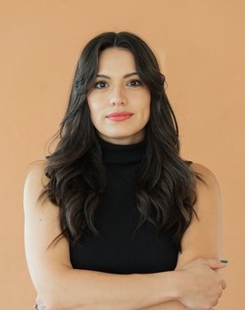 Patty Corres as Elena