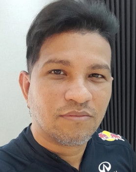 Marcos Maderito as Cantor Gang do Eletro