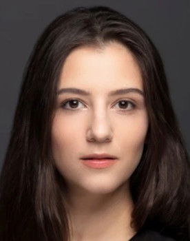 Ezgi Ulusoy as Güllü Çetin