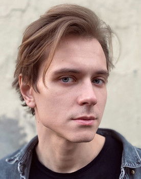 Андрей Попов as Липатов