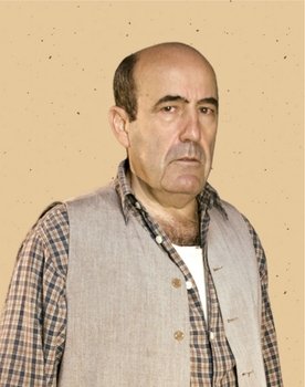 Paco Sarro as Policia