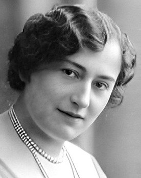 Gertrud Arnold as Queen Ute