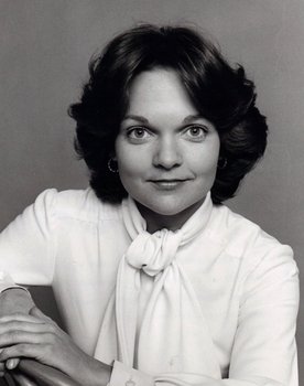 Pamela Reed as Dee Johnson
